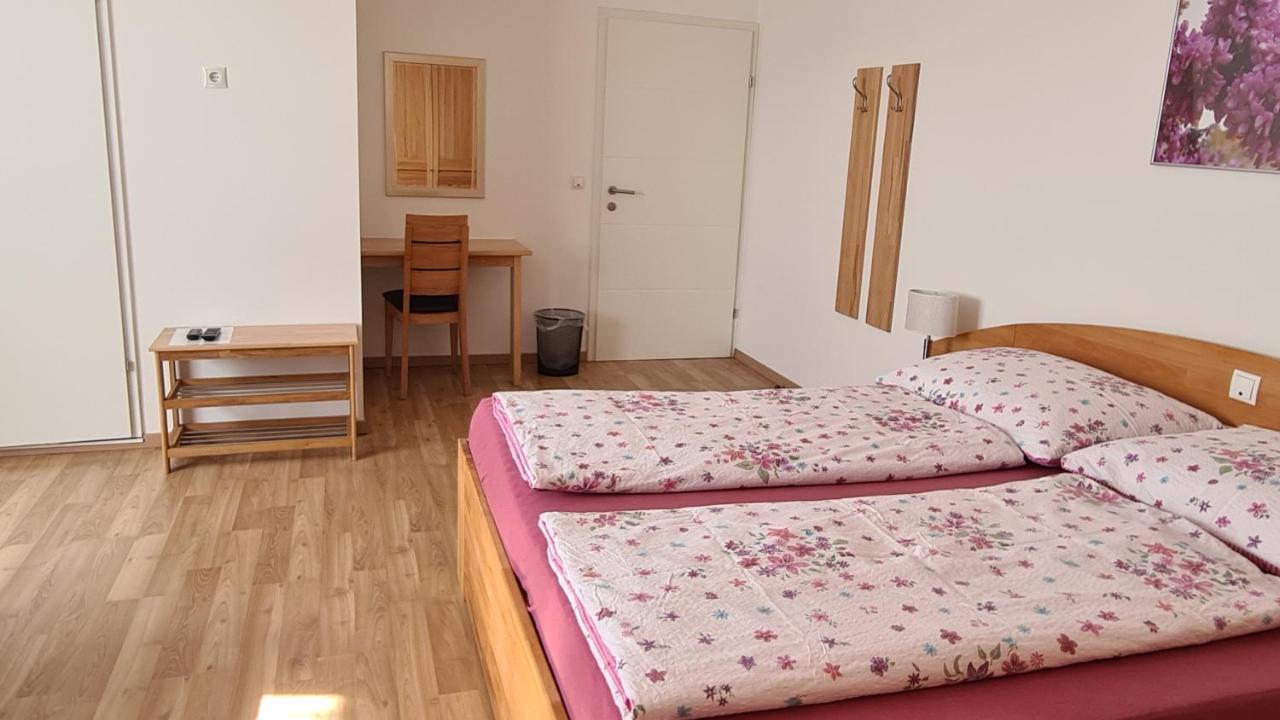 Fruehstueckspension Taeuber Krems an der Donau Esterno foto
